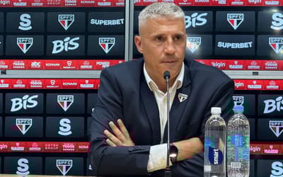 Crespo responde polêmica com medalhão do São Paulo e web reage: 'Canetou'