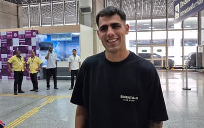 Lucas Villalba chega ao Rio para se apresentar ao Botafogo: 'Deixar a vida por esta camiseta'
