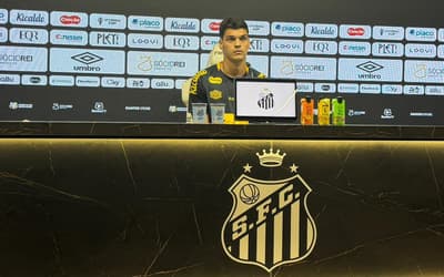 Gabriel Brazão participa de entrevista coletiva na Vila Belmiro. (Foto: Juliana Yamaoka/ Lance!)