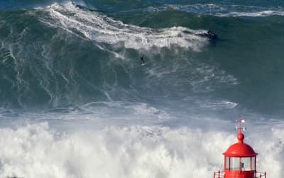 Brasileiro surfa onda gigante em meio à tempestade Ingrid, em Portugal