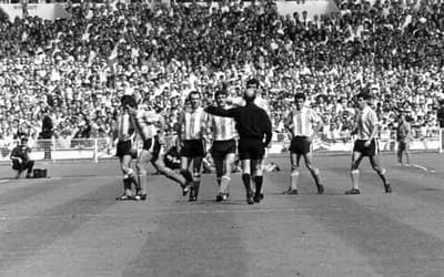 Faltam 136 dias para a Copa do Mundo: como surgiram os cartões amarelo e vermelho