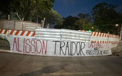 Torcida do São Paulo protesta contra Alisson com faixa no Morumbis