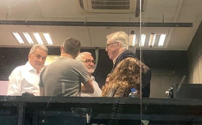 Carlo Ancelotti acompanha a partida entre Fluminense e Grêmio no Maracanã