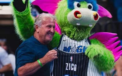 Zico vai à partida da NBA e ganha presente especial