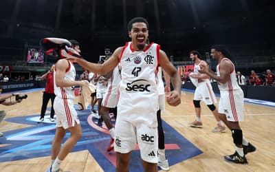 Craque do Flamengo exalta força do elenco em meio a lesões e elogia a base