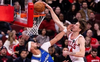 Com direito a tapa na cara, Buzelis consegue enterrada incrível: 'Pôster do ano'