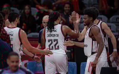 Flamengo leva sufoco do São José, perde três parciais, mas garante vaga na semi do Super 8