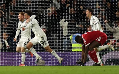 Até o minuto final! Fulham e Liverpool empatam por 2 a 2 na Premier League
