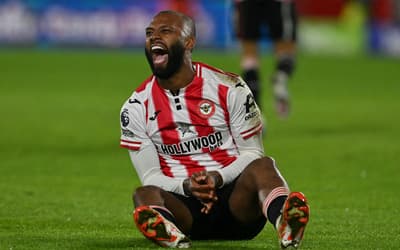 Brasileiro marca hat-trick em goleada do Brentford na Premier League