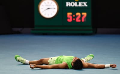 Alcaraz supera cãibras, vira set decisivo e alcança final inédita no Australian Open