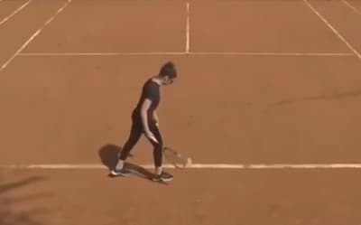 Tenista egípcia comete erros bizarros em torneio profissional; vídeo