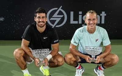 Dupla brasileira surpreende favoritos e avança para quartas em Brisbane