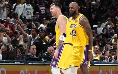 LeBron James fica sem reação após 'mágica' de Doncic na NBA