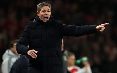 Mesmo com críticas à diretoria, técnico da Premier League segue no cargo