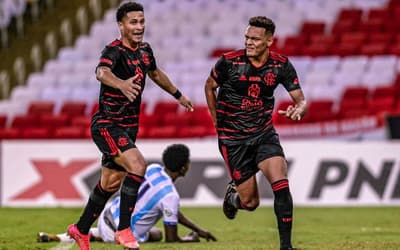 Ex-Flamengo é flagrado em momento inusitado durante jogo da Premier League; veja