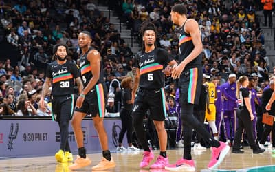 NBA: Spurs vencem Lakers, Curry dá show e Magic decide na prorrogação