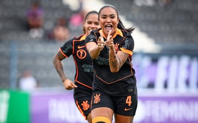 Zagueira Thaís Regina, do Corinthians, sofre lesão no tornozelo