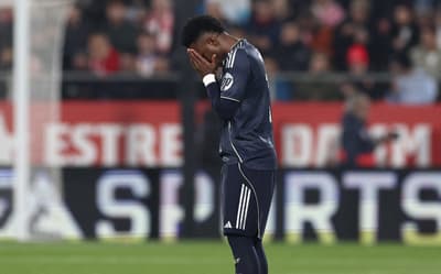 Vini Jr se torna alvo após vexame do Real Madrid: 'Apático, apagado e impreciso'