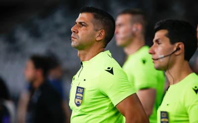 Internautas cobram erro de arbitragem em Botafogo x Flamengo: 'Impressionante'