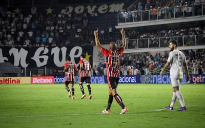 Em noite de protestos, Santos e São Paulo ficam no empate pelo Campeonato Brasileiro