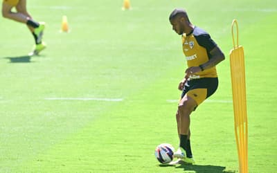André Silva participa de atividade inédita em treino do São Paulo