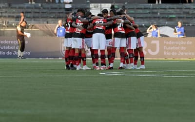 Com campanha turbulenta, Flamengo garante classificação no Carioca e espanta crise
