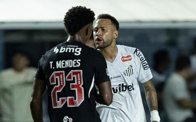 Leitura labial expõe atrito de Neymar com Thiago Mendes: 'Sempre ele'