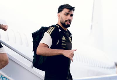 Lucas Paquetá na chegada do Flamengo em Brasília (Foto: Adriano Fontes/Flamengo)