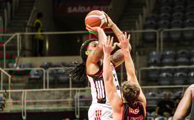 Em jogo espetacular, Flamengo bate Franca nos últimos segundos e reassume liderança do NBB