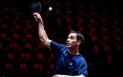 Calderano avança com autoridade; Takahashi cai, mas mantém esperança nas duplas em Singapura