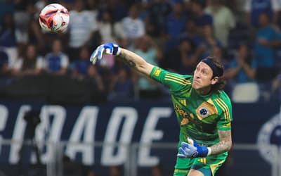 Cássio deixa jogo do Cruzeiro com dores e Matheus Cunha faz sua estreia