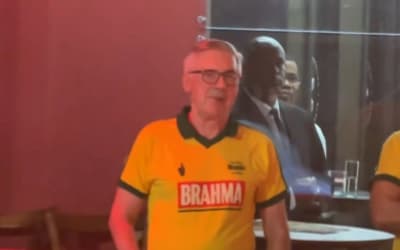 Em camarote no carnaval, Ancelotti recebe conselho de Léo Santana