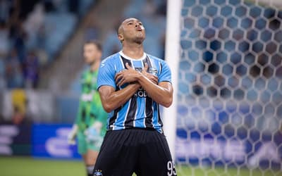 De zagueiro a atacante: a trajetória única de Carlos Vinícius, artilheiro do Grêmio