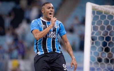 Rivais se rendem a atacante do Grêmio: 'Fazendo o que Cristiano Ronaldo faz'