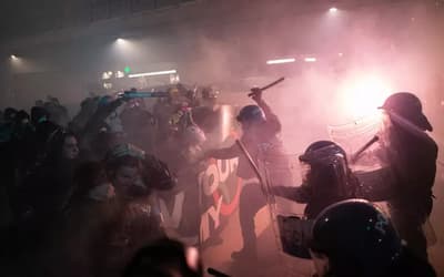 Manifestantes entram em confronto com polícia em Milão durante Olimpíadas de Inverno