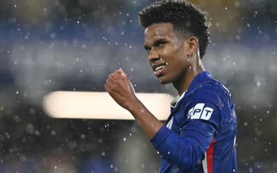 Estêvão comemorando o primeiro gol marcado pela Champions League (Foto: Glyn Kirk/AFP)