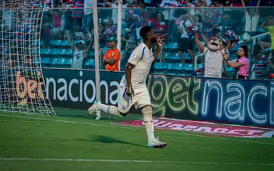 Fortaleza promove estreias e vê gol de reforço em triunfo