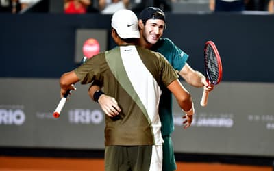 Lesão de Guto Miguel gera tensão, mas vitória com Heide fecha com brilho primeiro dia de Rio Open