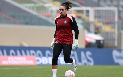 Lelê leva joelhada de Bia Zaneratto e deixa campo de maca na final da Supercopa Feminina