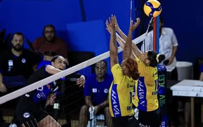 Jaqueline sente desconforto na panturrilha e abandona jogo na Superliga B