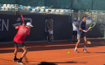 João Fonseca treina com Marcelo Melo no Rio Open e brinca: 'Aprendi muito voleio'