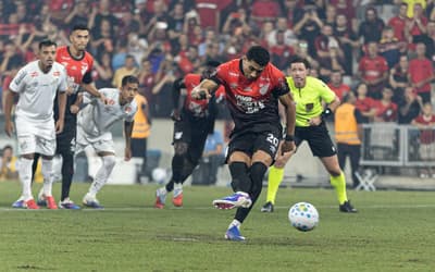 Athletico amplia contrato de atacante titular por um ano