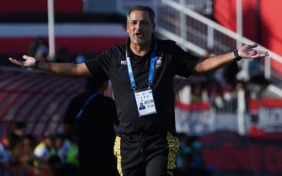 Marquinhos Santos celebra ascensão do Arema e projeta sequência na Indonésia