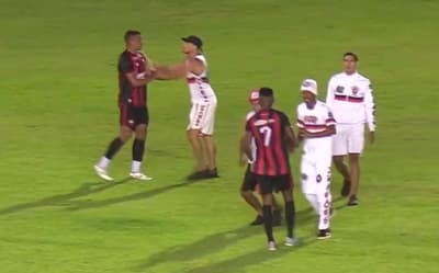 Torcida do Moto Club invade campo e agride jogadores, que reagem; veja vídeo