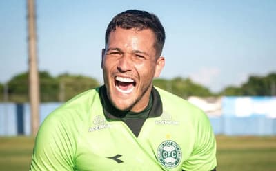 Goleiro do Coritiba marca pela primeira vez e dedica gol inusitado a Wilson