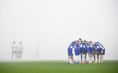 Clássico entre Porto e Sporting é paralisado por fumaça de sinalizadores