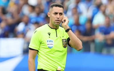 Decisão da arbitragem em Athletico x Corinthians revolta torcida: 'Que isso'