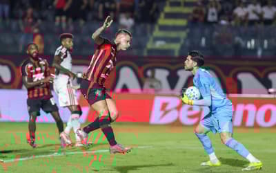 Torcedores do Flamengo enlouquecem com Rossi: 'Figura paterna'