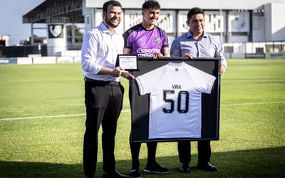 Vina recebe homenagem do Ceará após marca histórica no clube