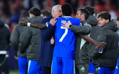 Europeus demonstram apoio a Vini Jr, que sai de campo após denunciar racismo